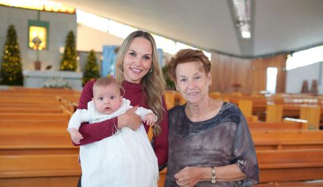 Joaquín con su tía Yuya González y su bisabuela Yuya Marti.