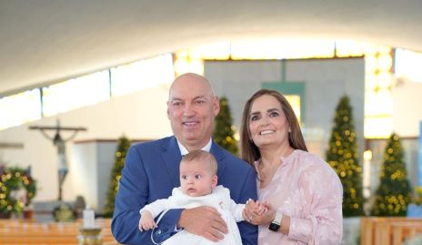  Carlos González y Gabriela Villanueva con su nieto Joaquín.