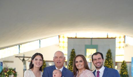 Gabriela y Carlos González, Gaby Villanueva y José Luis Hernández con Joaquín.