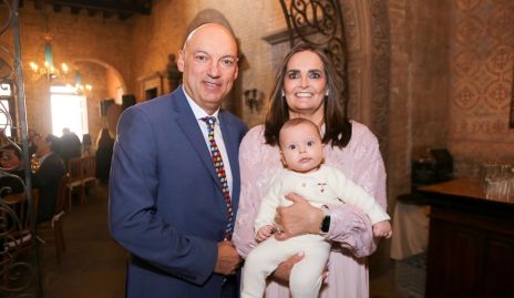  Carlos González y Gabriela Villanueva con su nieto Joaquín Hernández.