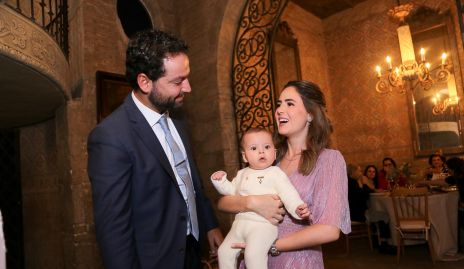  Carlos González y Pau Aldrett con su ahijado Joaquín Hernández.