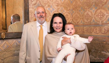 José Luis Hernández y Cecilia Jiménez con su nieto Joaquín.