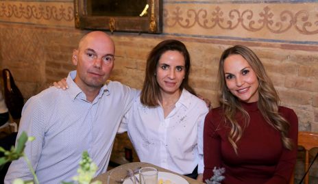  Alejandro González, Ifigenia Güemes y Yuya González.