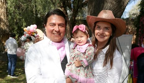  Raúl Reta y Maru Hunter con su hija María Pía.