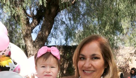  María Pía Reta con su abuela Maru Puente.
