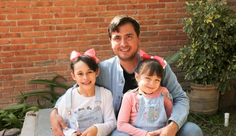  Rolando Reta con sus hijas.