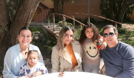  Daniela, Alba, Doina, Constanza y Héctor.