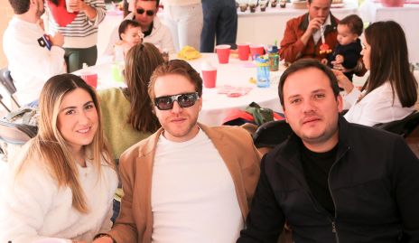  María Paramo, Thomas Capetaanis y Memo Díaz.