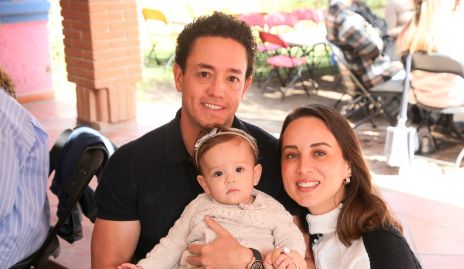  Chino Romo y Caro Silva con su hija Paloma.