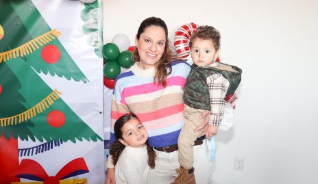  Paola Arévalo con sus hijos.