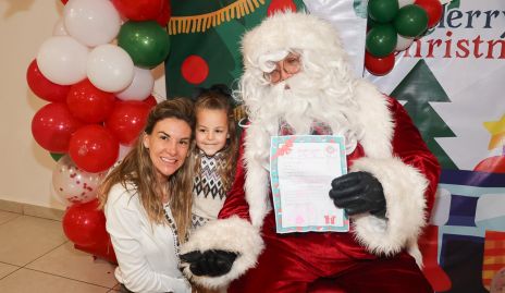  Benilde Hernández y Benilde con Santa.