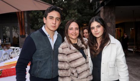  Marina Calvillo con sus hijos Manuel y Conny Hermosillo.