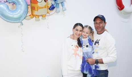  Mariana Llaguno y Javier Amozorrutia con su hija Cayetana.