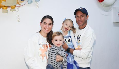  Mariana Llaguno y Javier Amozorrutia con su hija Cayetana y Diego Ramírez.