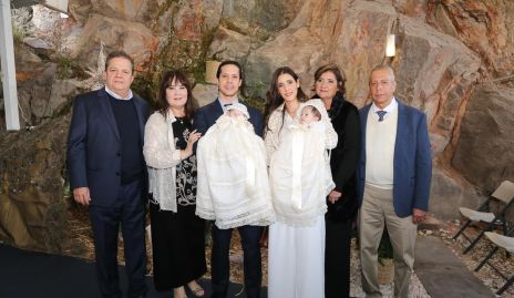  Luciana y Macarena con sus papás y sus abuelos.