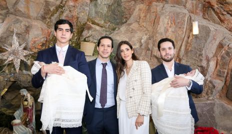  Luciana y Macarena Padilla con sus papás y padrinos Antonio Solórzano, José María Padilla, Marcela Solórzano y Erick Padilla.