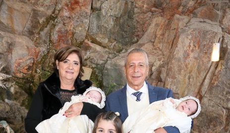  María Guadalupe Preciado y Antonio Solórzano con sus nietas Luciana Padilla, Macarena Padilla, María Meade y Camila Meade.