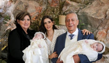  María Guadalupe Preciado y Antonio Solórzano con su hija Marcela y sus nietas Luciana y Macarena Padilla
arm49.jpg