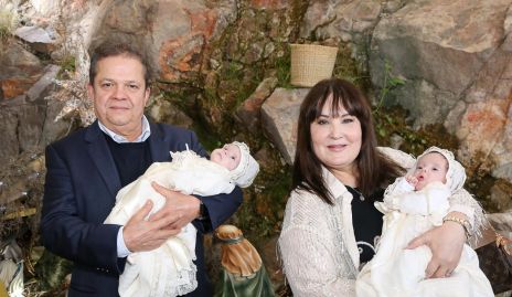  José María Padilla y Gaby Casillas con sus nietas Luciana y Macarena.