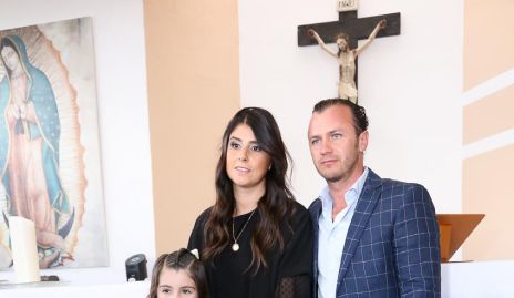  Fernanda Solórzano y Andrés Meade con sus hijas María y Camila.