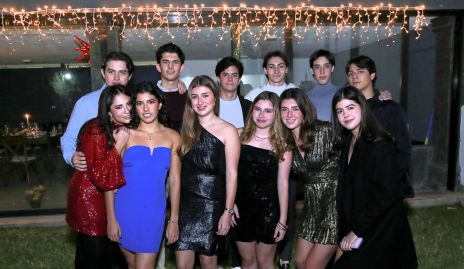Amigos celebrando la Navidad.