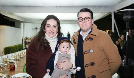  Scarlett Garelli y Gustavo Rodríguez con su hijo Julián.