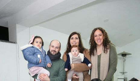  July Mahbub ccon sus hijas, hijos políticos y nietos.