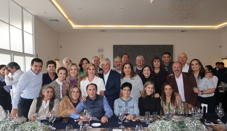  Las de los jueves con sus esposos festejando a Gabriel Sanders.
