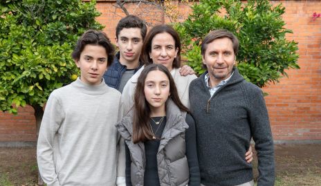  Alejandra Güemes y Mateo Conde con sus hijos Santiago, Mateo y María.