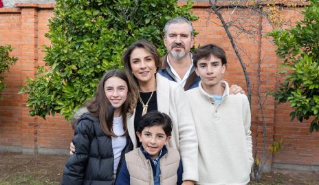  Alejandra Dip y Mario Güemes con sus hijos Paulina, Alejandro y Mario.
