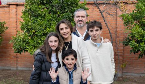  Alejandra Dip y Mario Güemes con sus hijos Paulina, Alejandro y Mario.