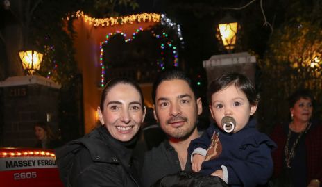 Mariana Alcalá y Miguel Torres con su hija Inés.