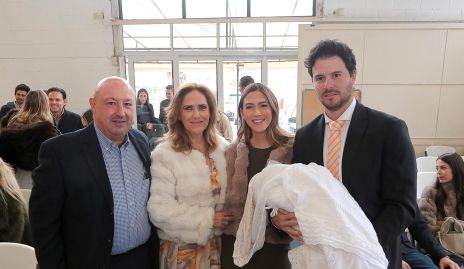  Juan Pelayo, Laura Cabrera, Elena Pelayo y Claudio Meade con Claudio.