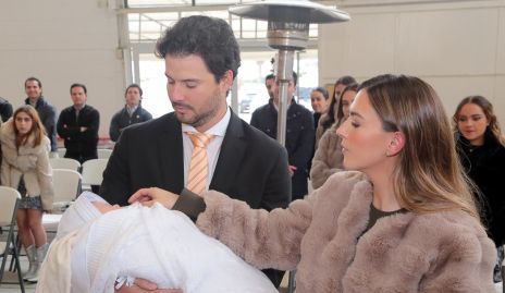  Claudio Meade y Elena Pelayo con su hijo Claudio.