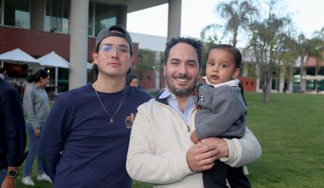  Pedro y Ozziel Lamas con su sobrino Eugenio.
