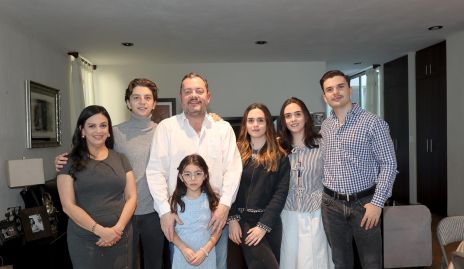  Ramón Meade con su esposa Ale Martínez y sus hijos Andrés, Celina, Emilia, Federica y Diego.