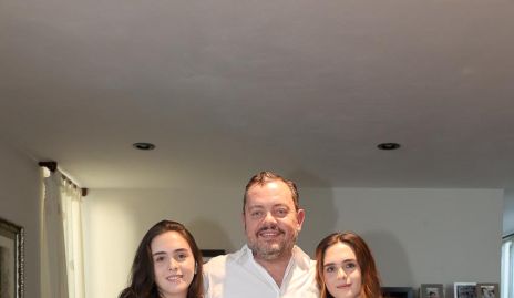  Ramón Meade con sus hijas Fede, Celina y Emilia.