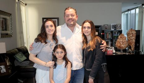  Ramón Meade con sus hijas Fede, Celina y Emilia.