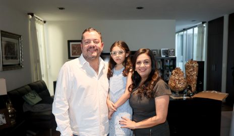  Ramón Meade  y Alejandra Martínez con su hija Celina.