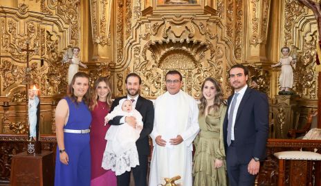  José Manuel Saiz con sus padrinos Sofía Torres, Elizabeth Treviño y Andrés Torres,el padre Salvador y sus papás Mónica Torres y Manuel Saiz.