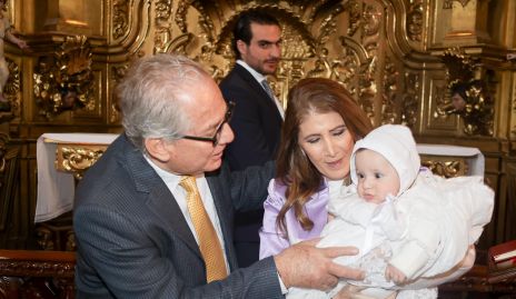  Miguel Torres y Mónica Hernández con su nieto José Manuel.