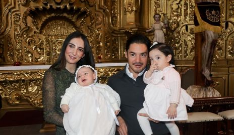  Mariana Alcalá y Miguel Torres con su sobrino José Manuel y su hija Inés.