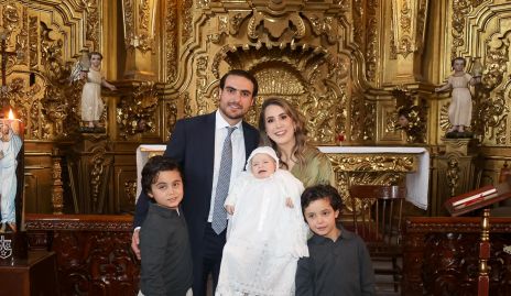  Manuel Saiz y Mónica Torres con su hijo José Manuel y sus sobrinos.