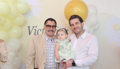  3 generaciones, Luis Chávez y Juan Pablo Chávez con Victoria.