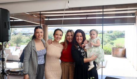  Cristina Pizzuto, Yolanda Navarro, Yolanda Puga y Cristina Puga con Victoria.