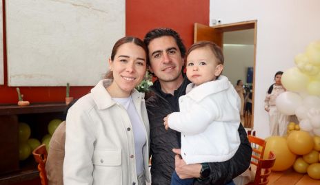  Michelle Cano y Guillermo Gómez con su hijo Alvaro.