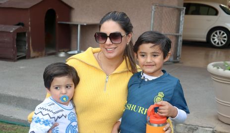  Bárbara Berrones con sus hijos José Miguel y Juan Pablo Rojo.