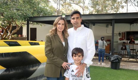  Eunice Camacho y Manuel Labastida con su hijo José Manuel.