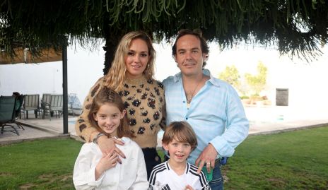  María Torres y Santiago Zamanillo con sus hijos María Inés y Santiago.