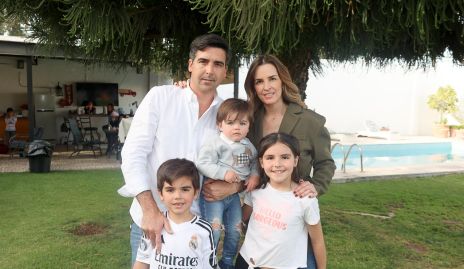  Eunice Camacho y Manuel Labastida con sus hijos José Manuel, Jerónimo y Paula.
